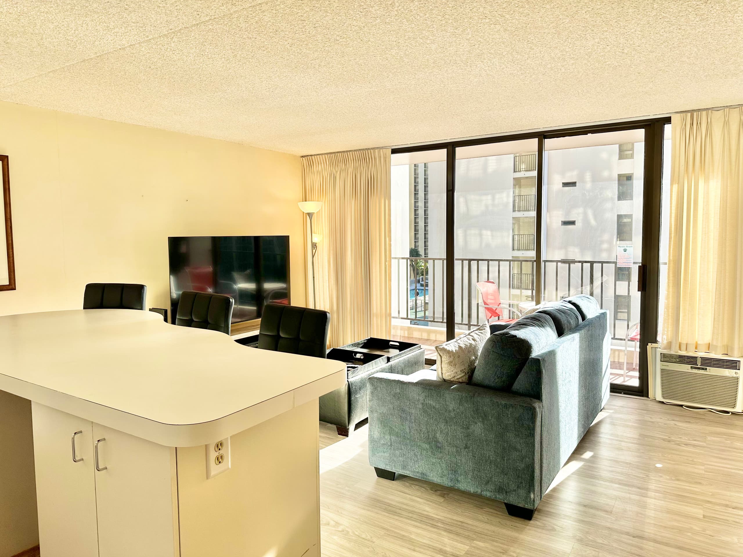 Chic 1bdrm w/OV and Free Parking at Waikiki Banyan - Image 3
