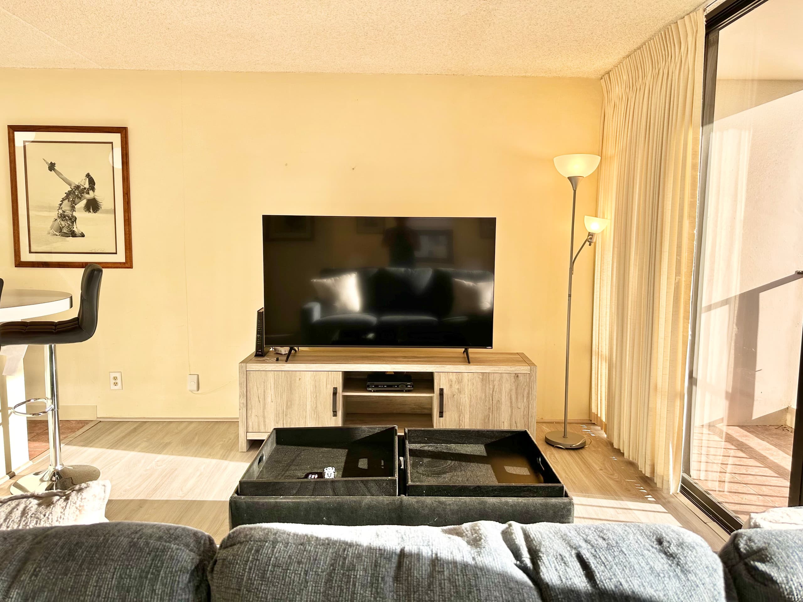 Chic 1bdrm w/OV and Free Parking at Waikiki Banyan - Image 9