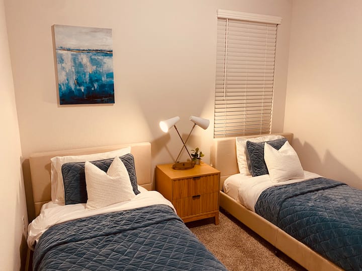 Disfruta de las cómodas camas individuales listas para tu familia.