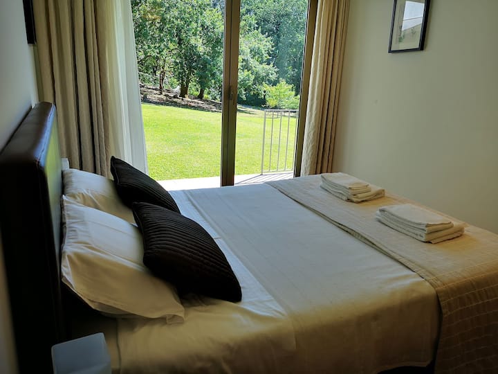 Chumba chenye kitanda cha watu wawili