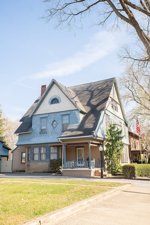 Upscale, Walk to Downtown, 5BD