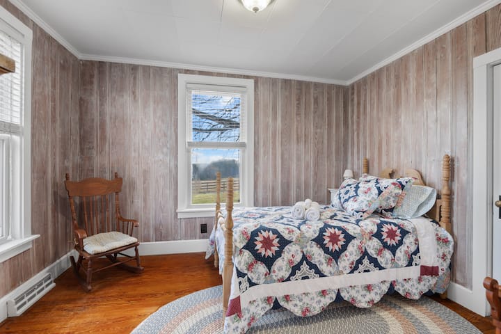 Onze derde slaapkamer beschikt over een tweepersoonsbed en een schommelstoel met een prachtig uitzicht vanuit elk raam. 