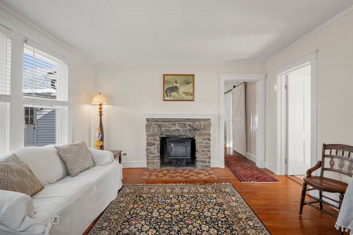 Stap in onze voorsalon, badend in warme verlichting en bied extra zitplaatsen voor een heerlijke sfeer. 