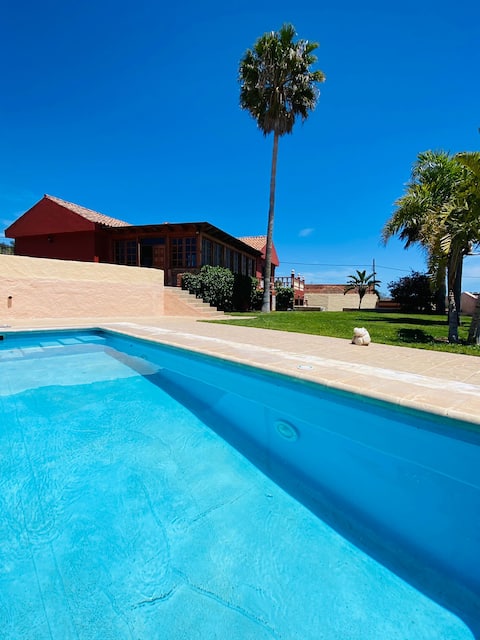 Casa el Pinito | Amazing Villa with a Heated Pool