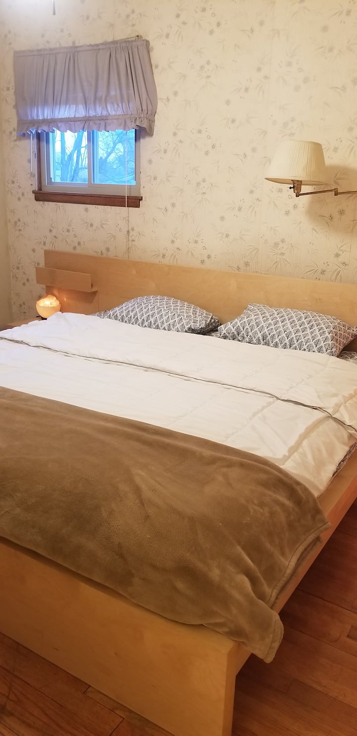 4 miles to O'Hare Airport, King bed