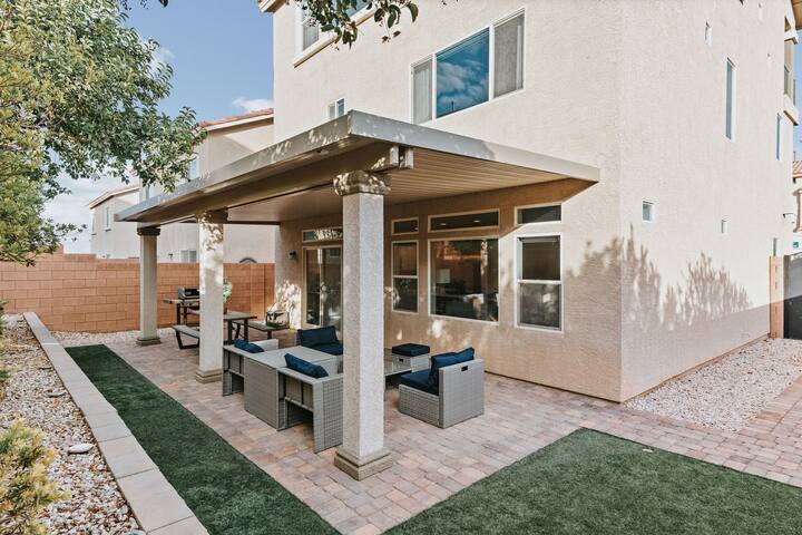 Spacious 4BR Retreat w/ Backyard & Near the Strip gallery image 5