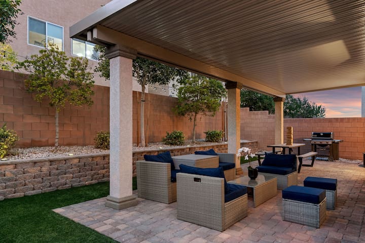 Spacious 4BR Retreat w/ Backyard & Near the Strip gallery image 3