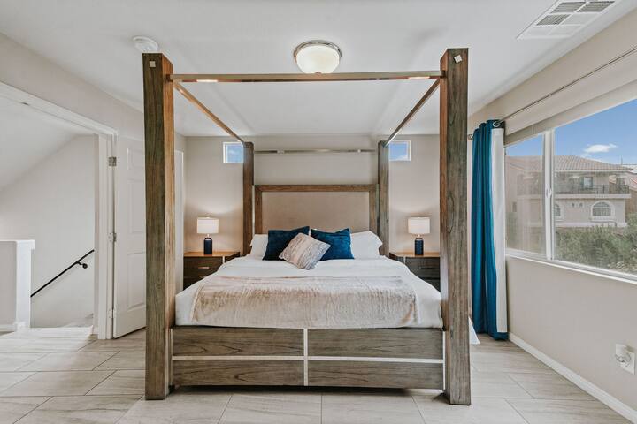 Spacious 4BR Retreat w/ Backyard & Near the Strip gallery image 4
