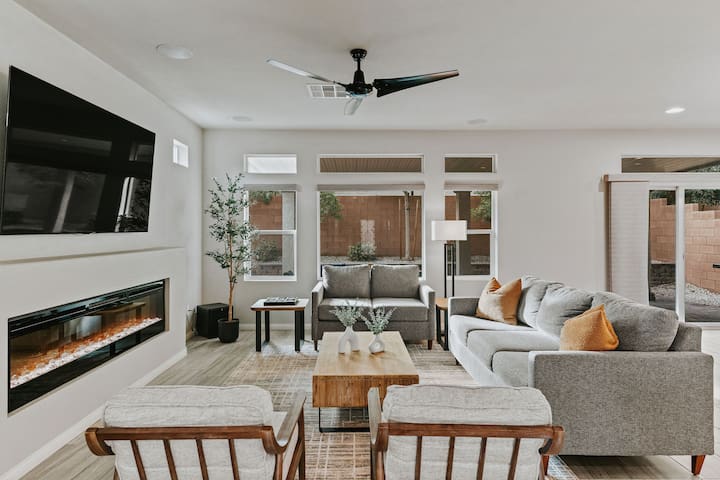 Spacious 4BR Retreat w/ Backyard & Near the Strip gallery image 2