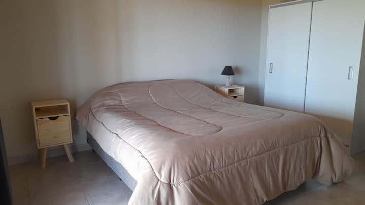 חדר שינה משני עם מיטה זוגית ומקום אחסון לבגדים