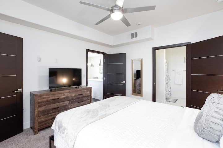 Dazzling First Floor Home -Gated -Free Ev Charger! - Las Vegas, NV