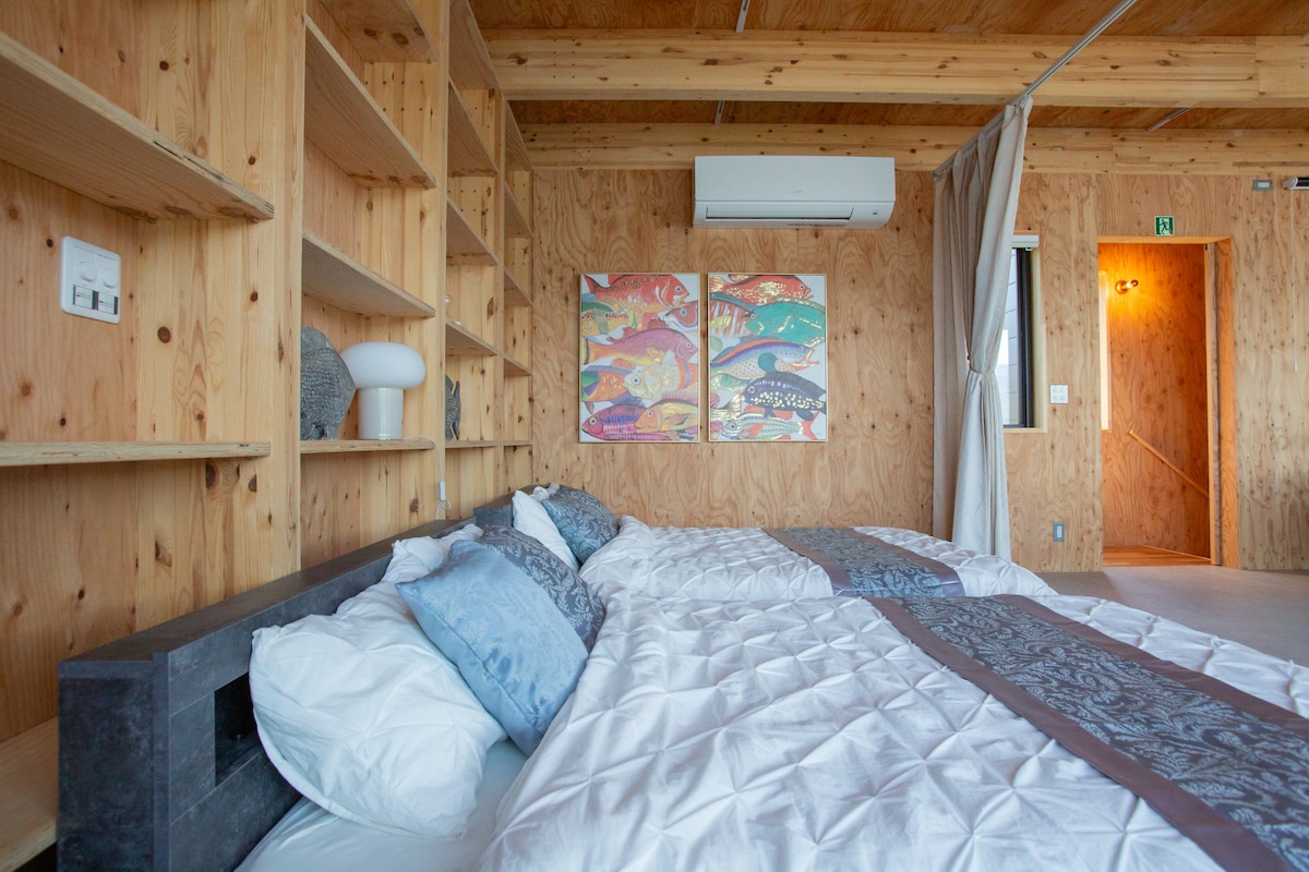 יש מיטה זוגית באזור חדר השינה למעלה.יש גם וילון שיכול להתחלק מהסלון.