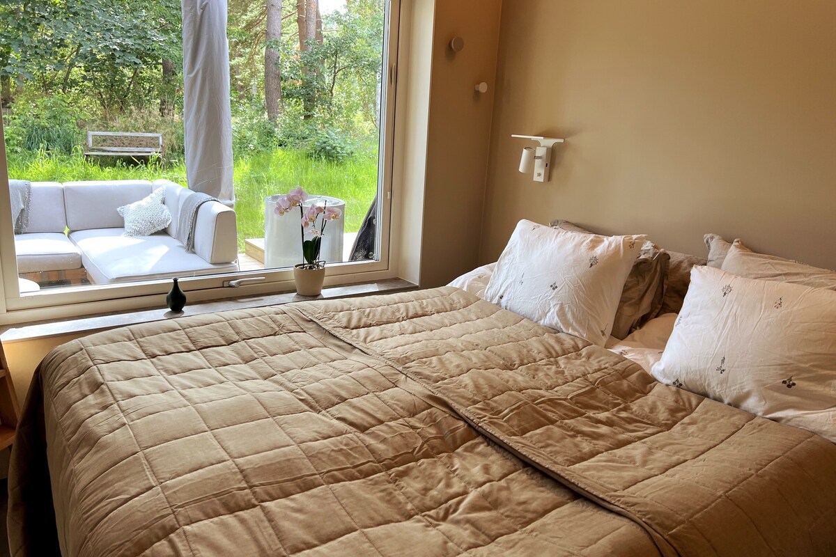 ห้องนอนควีนไซส์ที่มีหน้าต่างบานใหญ่หันหน้าไปทางทิศใต้ เตียงคู่ที่สามารถกลายเป็นเตียงเดี่ยวสองหลังได้