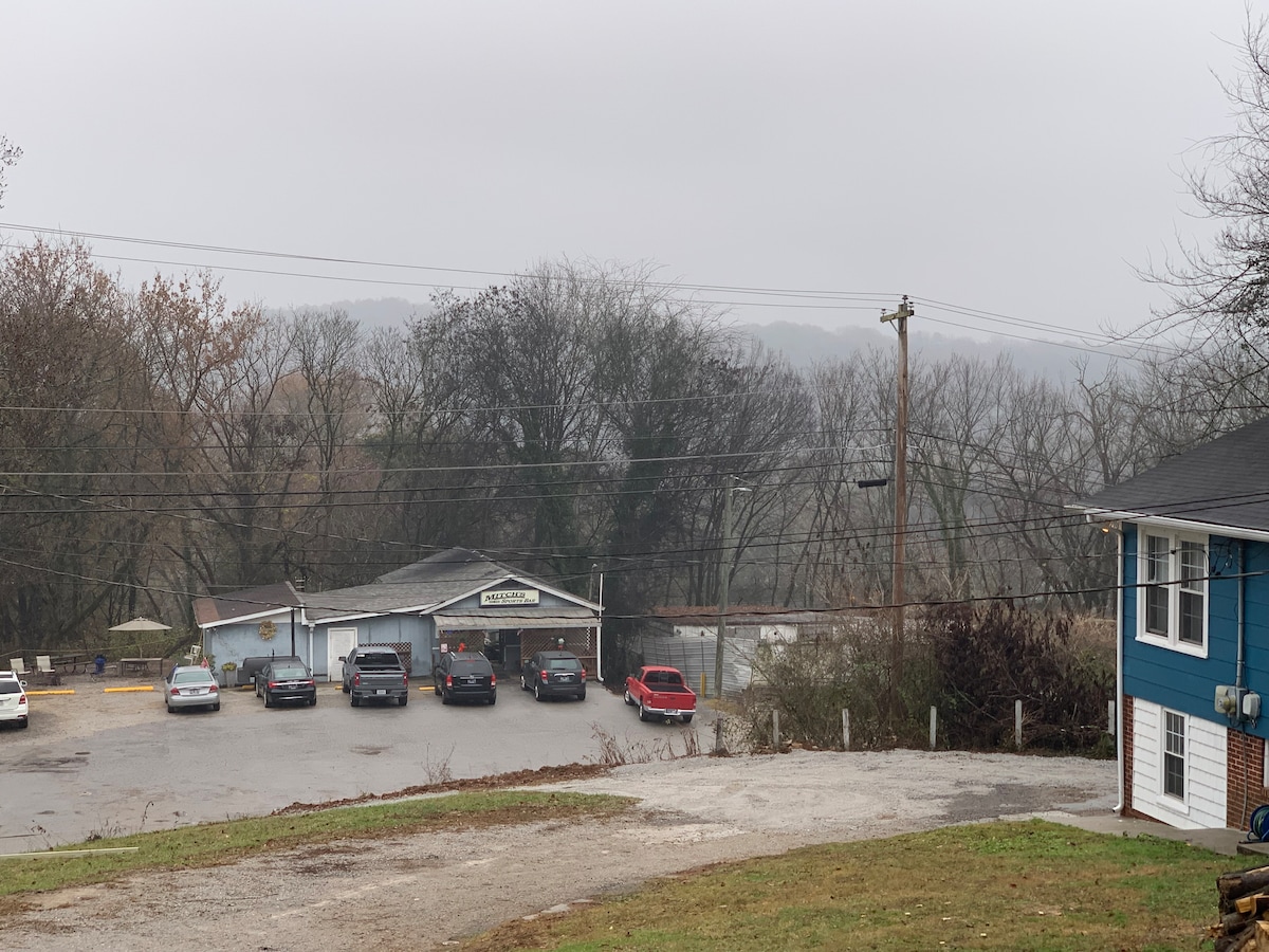 3 bedroom mountain Cabin Feel in the City – Photo 4