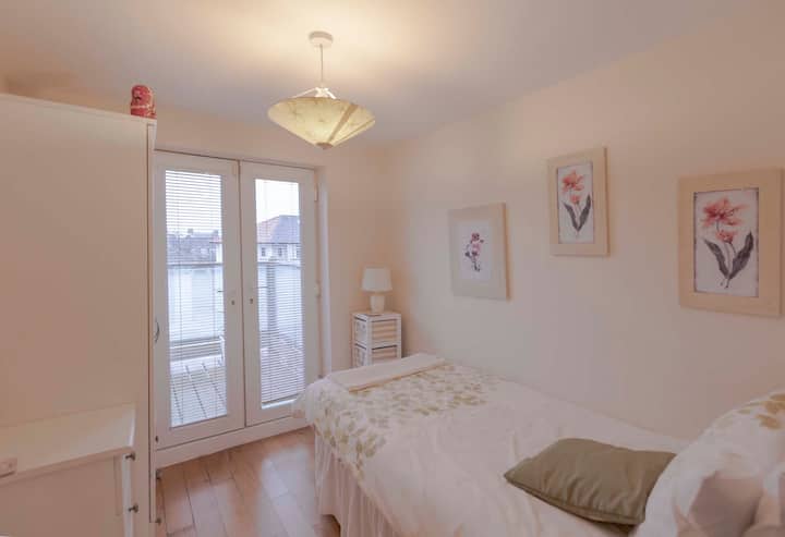 חדר שינה יחיד עם דלתות פטיו למרפסת