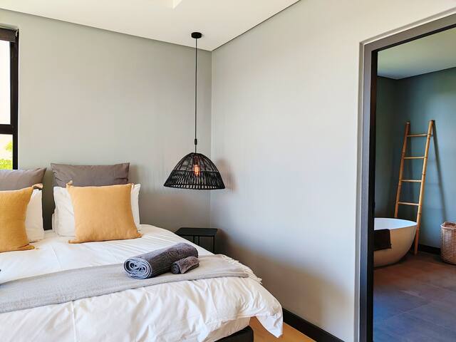 Sunset Beach Villa with Pool and Table Bay Views gallery image 4