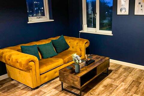 Chic Coastal Hideaway: 2-BR Gem Southend Stays