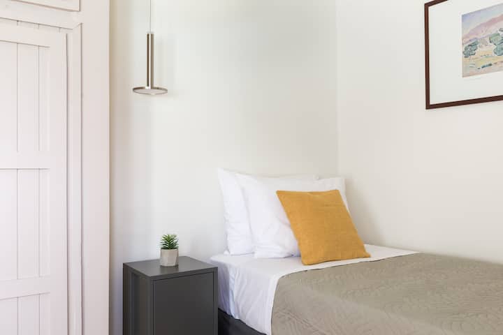 Compacte maar gezellige tweede slaapkamer met een zacht eenpersoonsbed