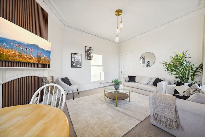 Large Terraced Home With Parking - Glasgow