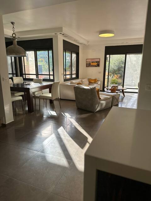 Gorgeous Home In Center Zichron