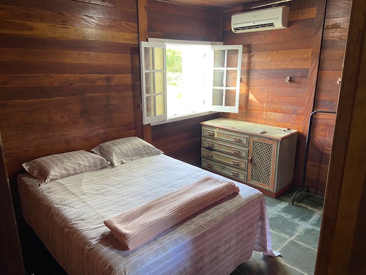 Ნომერი ორადგილიანი საწოლით, მაღალი ხარისხის თეთრეულით, 100% -იანი ბამბით 180 ძაფით.
Კონდიციონერი.
კომოდი უჯრებით 
Დასაკიდი მაკაო.
