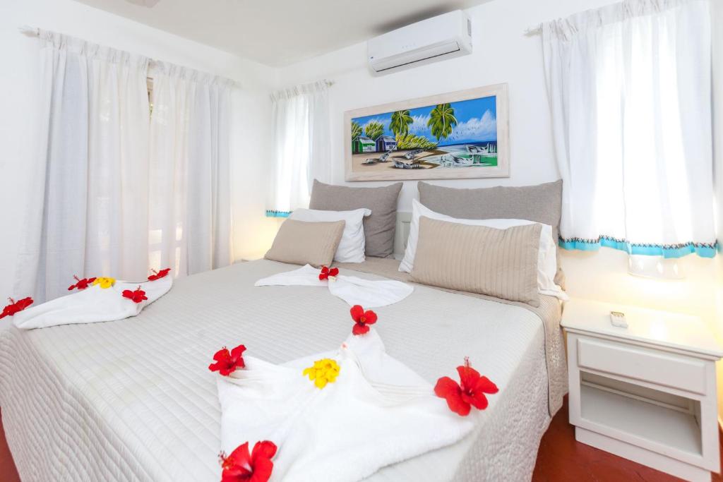 На плажа, поглед на плажа, класична спална соба во јуниор и супериор апартман