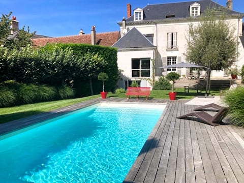 Large house with pool on the banks of the Cher