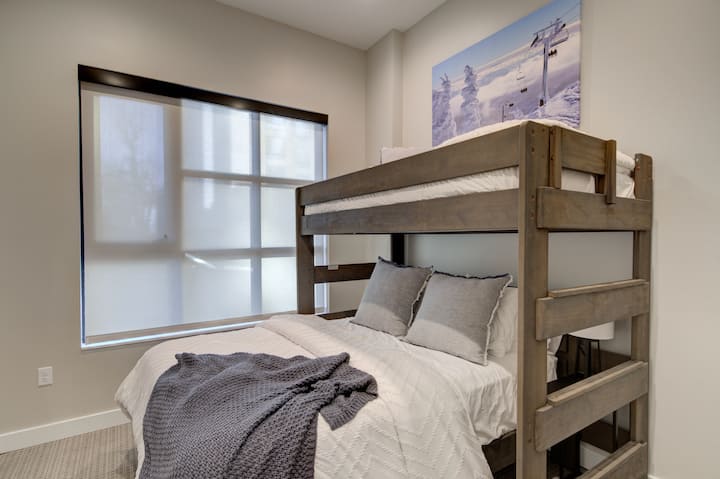 Соба со кревети на спрат: ве очекуваат забавни авантури во овој разигран простор со стилски декор и поглед кон планините!