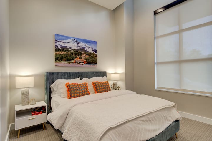Спокојно одморалиште во спална соба: уживајте во планински поглед и плишан кревет во стилски, спокоен простор!