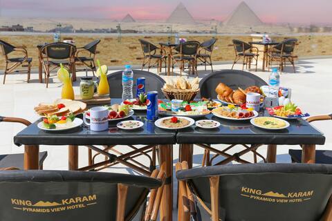 Pyramid Paradise: Luxe Retreat with Giza Views
