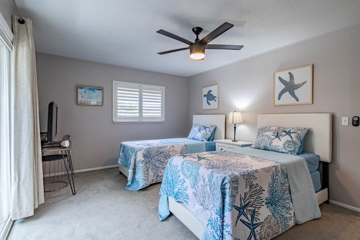 2 full beds, TV, balcony