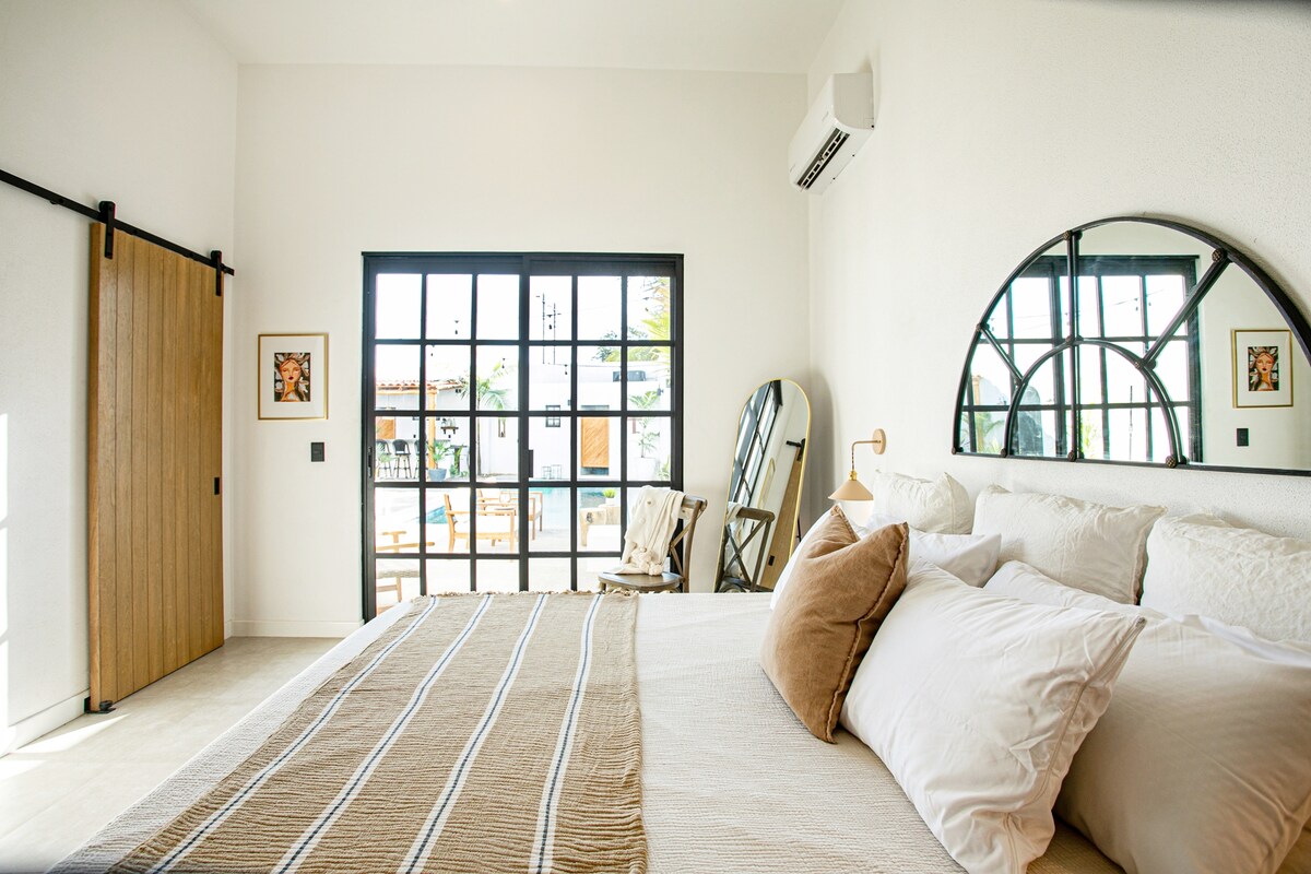 חדר השינה הראשי נמצא בקומה הראשונה. בכל חדר שינה יש מזרנים פרימיום עם ספוג קינג. בחדר יש טלוויזיה 45 אינץ'. 