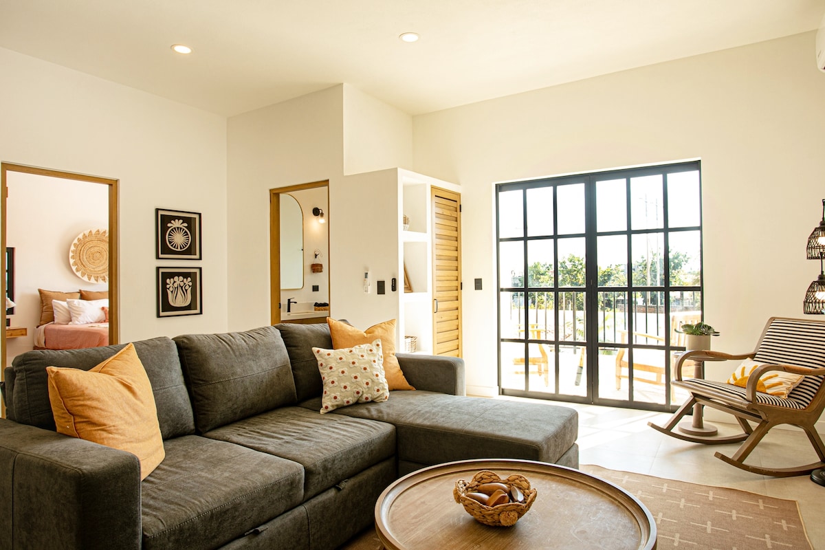 אזור הלופט שלנו למעלה כולל טלוויזיה 65אינץ 'וספה נפתחת בגודל קווין סייז ותריסי האפלה על דלת הזזה. 