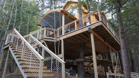 Ski and Stay! 5-Star Treehouse near Sunday River
