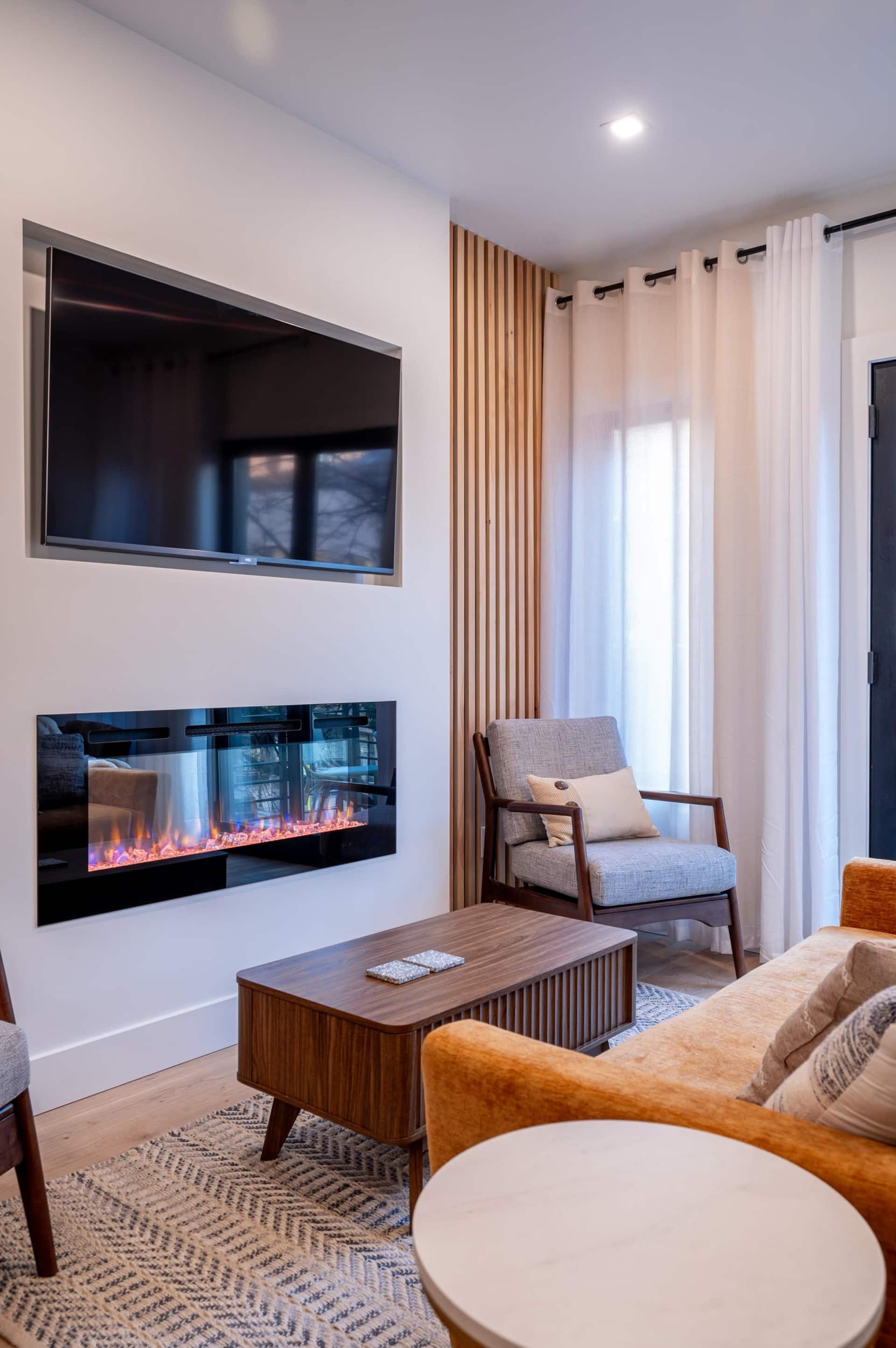 Luxury, downtown apt w/ balcony close to skiing