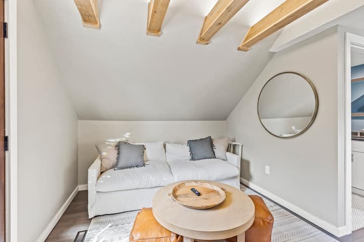 Cozy Renovated Retreat In Tosa - Wauwatosa, WI