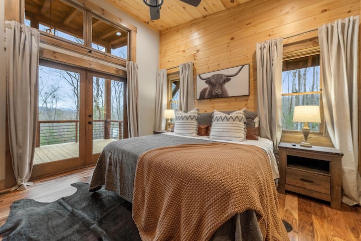 Schlüpfe in diese luxuriöse Mastersuite auf der Hauptebene mit exquisiter Bettwäsche,  Jerseybettwäsche und Memory-Schaum-Kissenmatratze.  Die Verdunkelungsvorhänge machen es so gemütlich und friedlich, dass du nie aus dem Bett aufstehen möchtest!