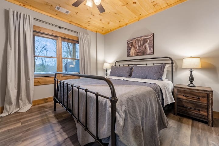 Das zweite Kingsize-Schlafzimmer auf der unteren Ebene ist genauso gemütlich und komfortabel wie die Master-Suite.  Weiche Bettwäsche und Bettwäsche mit Memory-Schaumstoffauflage machen dieses Schlafzimmer zu einem Rückzugsort, den jeder lieben wird.