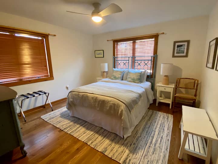 Удобна, удобна спална соба - брачен кревет (широк 150-179 см)