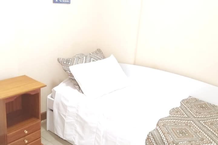 Единичен суит с двойно легло и 2 чаршафа и кърпи за всеки матрак. Този апартамент има разделен климатик.