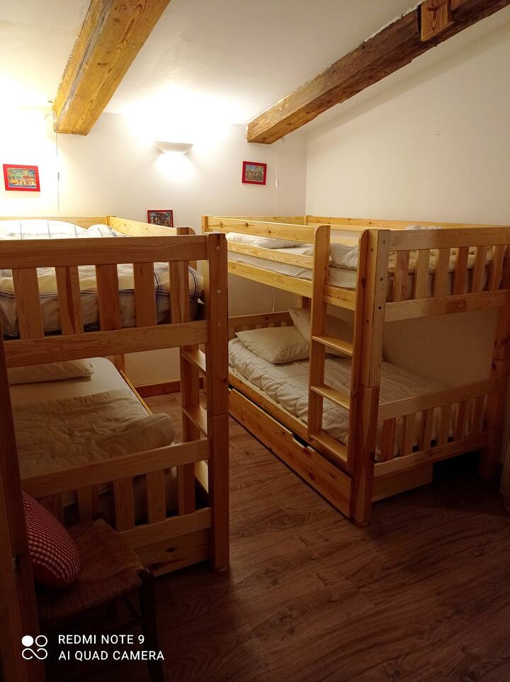 Habitación para niños con literas de 2x2