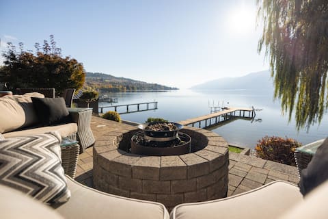 Beachfront Lake  Retreat, BBQ, Hot tub,8 Adults