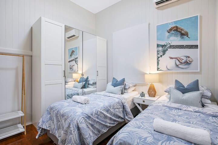 Predugi jednokrevetni kreveti koji se po potrebi mogu pretvoriti u veliki bračni krevet, uz prethodnu najavu od 48 sati.