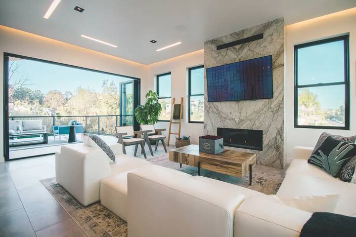 New! Opulent Retreat in Paradise gallery image 2