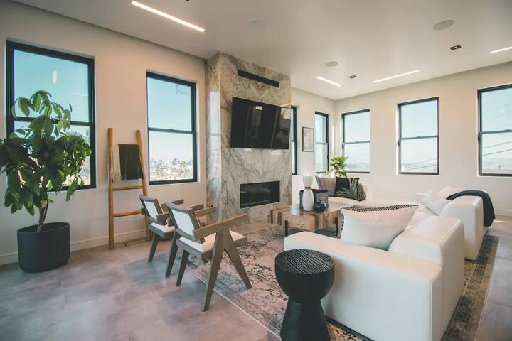 New! Opulent Retreat in Paradise gallery image 3