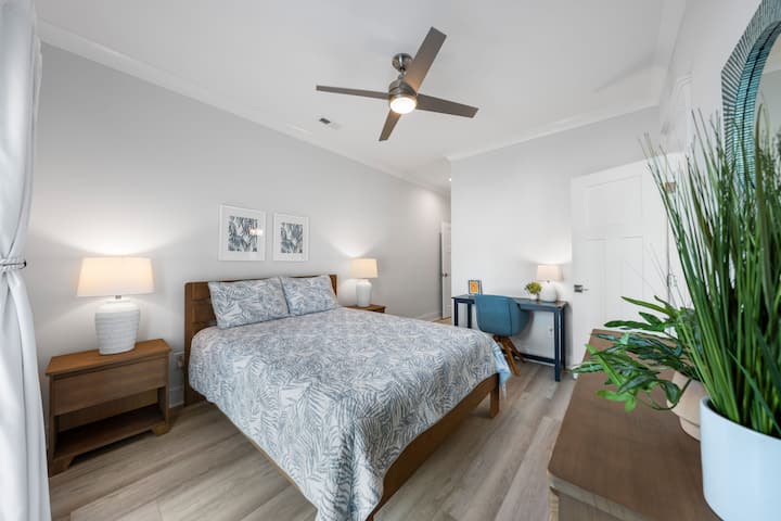 Útulná menšia manželská posteľ v spálni na 1. poschodí