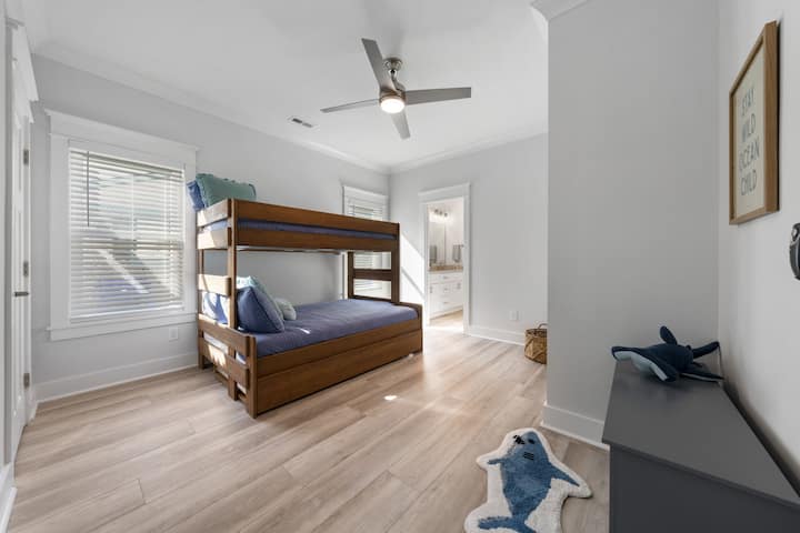 Spálňa na 1. poschodí s detskou tematikou a poschodovou posteľou s manželskou posteľou