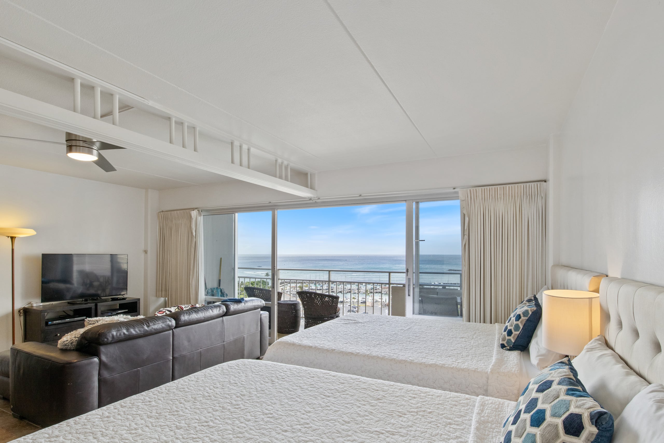 Condo in Honolulu · ★4.51 · Studio · 3 beds · 1 private bath - Image 26