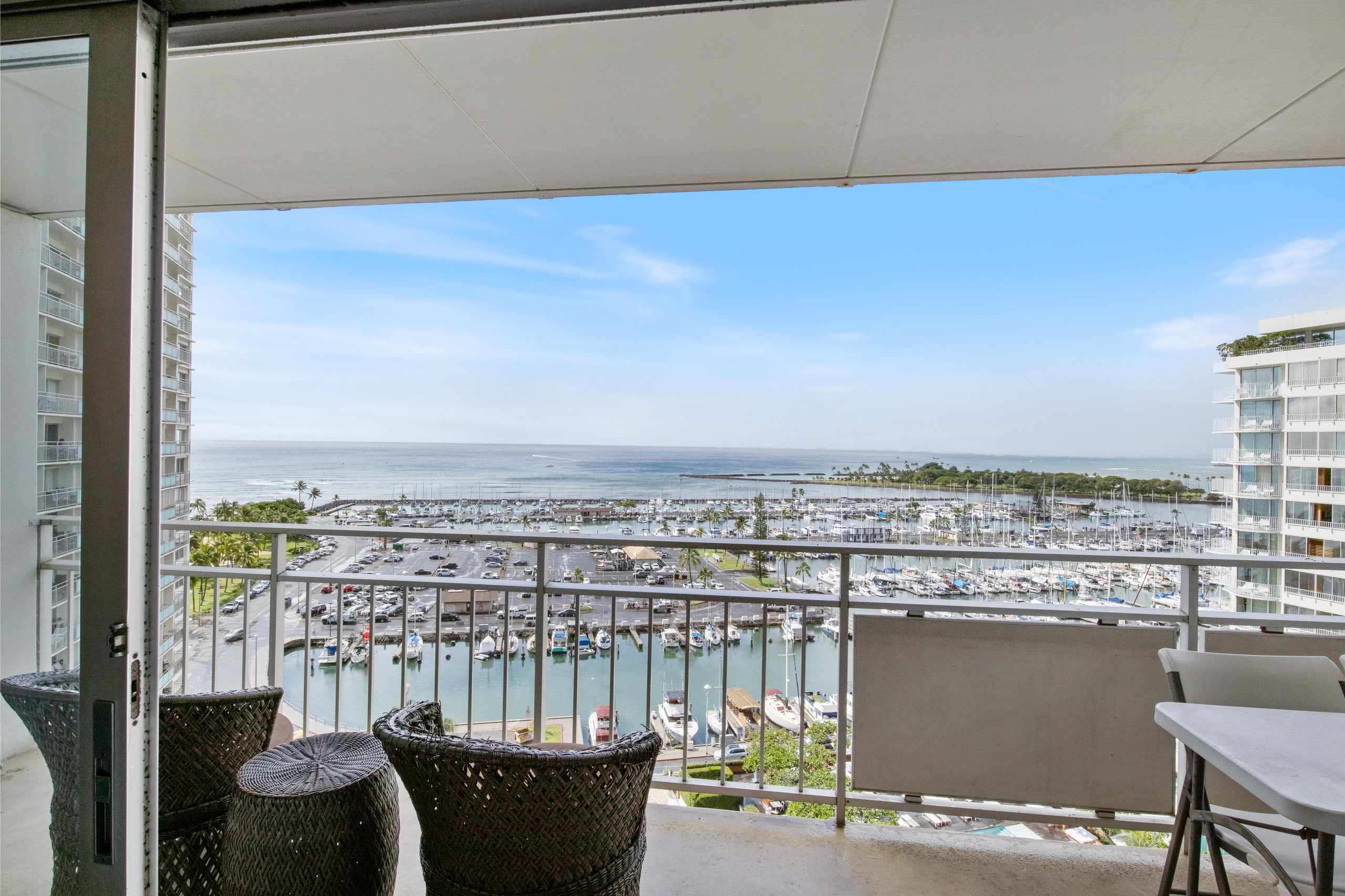 Condo in Honolulu · ★4.51 · Studio · 3 beds · 1 private bath - Image 11
