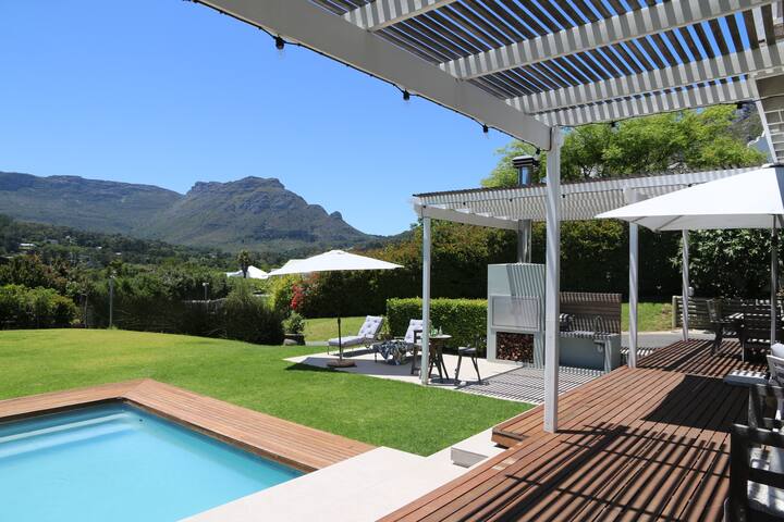 Spacious Home & Endless Views gallery image 3